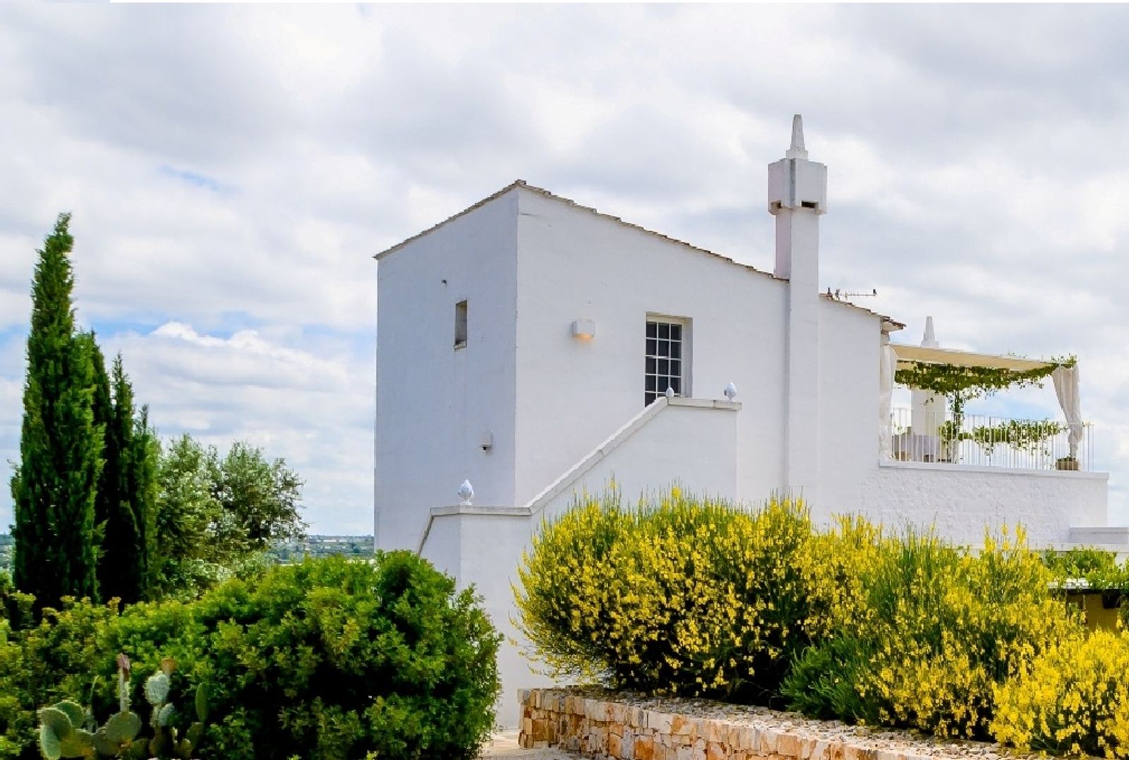 Masseria Montefieno among the olive trees